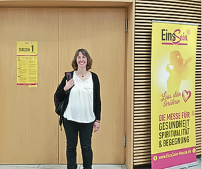Geistheilerin Ina Paulus vor dem Ernst Klusen Saal im Rahmen der EinsSein Messe