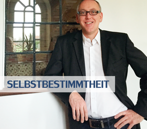 Selbstbestimmtheit - Unternehmensberater Reinhard Vossmann vor dem Stallfenster seines Hauses