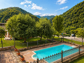 ardín y montañas verdes, con vistas al paisaje de Liebana y un ambiente tranquilo ideal para el descanso.