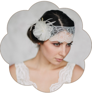 Spitzen Haarband mit einer Seidenblüte und Federn für eine moderne, bohemian, boho, 20er Jahre Braut. Boho, Bohemian, Vintage Hochzeit.
