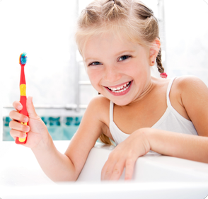 Lächelndes Mädchen mit Zahnbürste