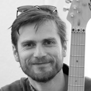 Jonathan Blochwitz, Inhaber Musikplanet Lüneburg, Musikunterricht, Gitarre, E-Gitarre, E-Bass, Ukulele, Klavier, Keyboard, Schlagzeug, Bandtraining, Cajon, Mandoline