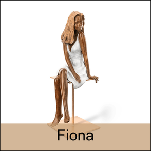 sculpture en bronze d'une femme assise sur un piedestal