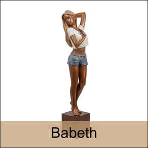 sculpture d'une jeune femme en short et tee shirt