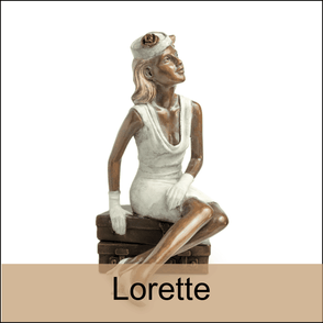 Sculpture en bronze d'une femme assise sur une valise