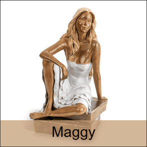 Sculpture en bronze d'une jeune femme assise sur deux valises