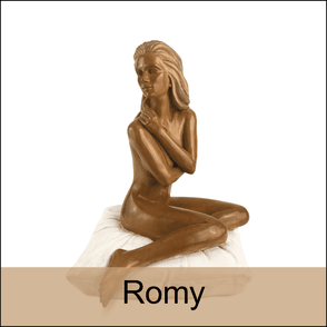 sculture en bronze d'une jeune femme assise sur un coussin
