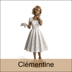 Sculpture de femme avec robe à plis et gants