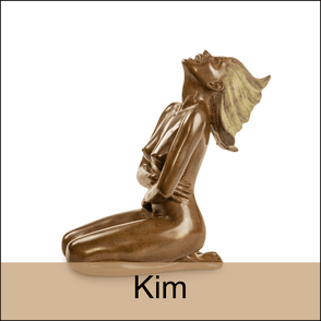 sculpture d'une femme assise sur ses genoux et riant