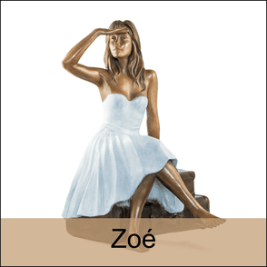 Sculpture en bronze d'une femme en robe longue assise sur une valise