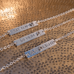 Silberarmbänder mit Mantra Schild