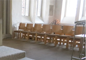 Neue Stühle in Taufnische und Altarraum in der St. Nicolai-Kirche in Sulingen