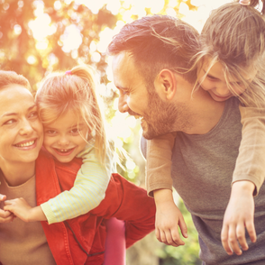 Eltern mit 2 Kindern