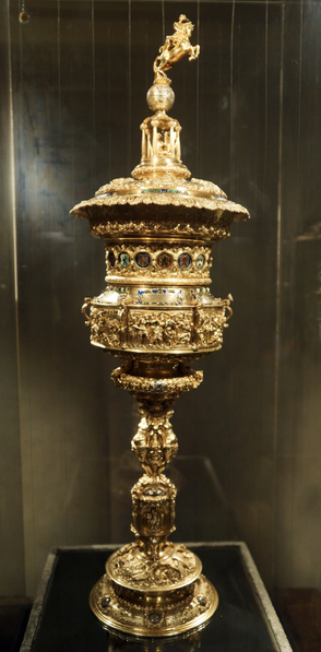 Le "Grand Hanap en argent des Ribeaupierre " pouvait contenir 3 litres de vin. Ce magnifique Hanap conservé à la Schatzkammer de la Résidenz de Munich comportait un gobelet et un dé en argent, ce qui permettait de nombreux jeux de dégustation.