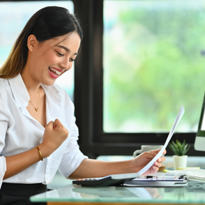 Femme heureuse du message reçu