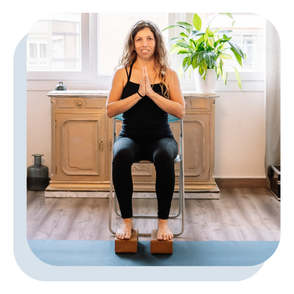 séance de yoga sur chaise en entreprise pour se détendre et relâcher les tensions au bureau