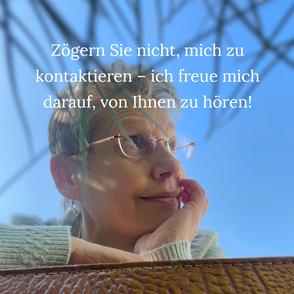 Delmenhorster Schriftstellerin Katy Buchholz mit antikem Koffer