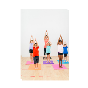 Kinder auf Yogamatte