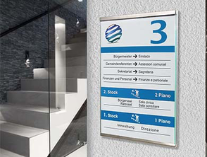 Wandschild aus Glas und Edelstahl Leitsystem