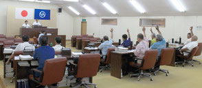 百条委員会の調査報告を賛成多数で可決した竹富町議会=22日午前、町議場