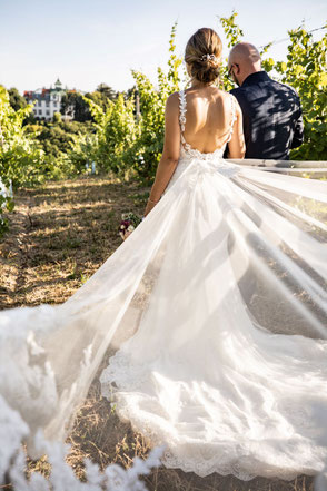 Brautpaar beim Spaziergehen – Mariposa Styling mit Stil Hochzeitsstyling Wien und Umgebung ©Sonja Huber Huber