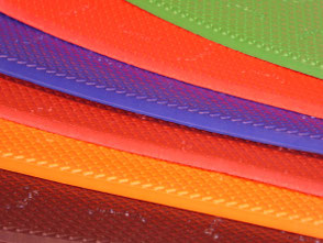 cette photo représente plusieurs couleurs de caoutchouc vibram, du rouge, de l'orange, du bleu, du vert et du marron