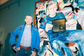 Dänischer Astronaut und Gemälde: Andreas Mogensen vor seinem Porträt auf Schloss Frederiksborg. Foto: Museum/PR