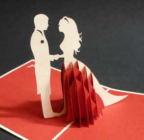 Carte pop-up félicitations mariage avec un couple de mariées et une robe traine rouge