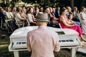 Pianist Josef Barnickel mit seinem mobilen Flügel vor einer Hochzeitsgesellschaft