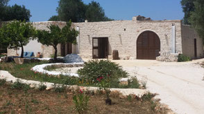Casa vacanze Rustico Boschetto della Pace in affitto in oliveti e zona dei trulli vicino a Ostuni in Puglia Italia con piscina privata.