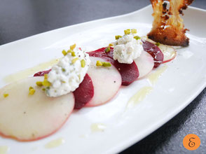 Carpaccio von Apfel und roter Rübe / Cottagecheese-Pistaziennockerl