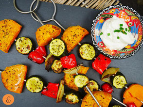 Süßkartoffel-Gemüse-Grillspieße / Sauerrahm