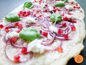 Flammkuchen mit roter Zwiebel / Ziegenfrischkäse / Granatapfelkernen / Basilikum