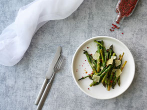 Karamellisierter Spargel mit Parmesan und rosa Pfeffer