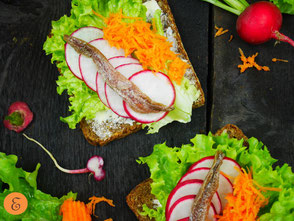 Gemüsebrot mit Sardellenfilet