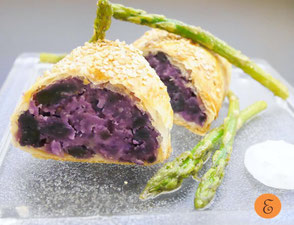 Lila Erdäpfelstrudel / Gebratener Spargel / Krensauce
