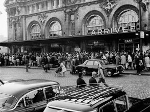 Voitures de grande remise en gare de Lyon au premier plan