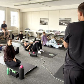 Unsere Studis aus dem Studiengang Fitness- und Healthmanagement absolvieren gerade einen Kurs zum BLACKROLL Coach.