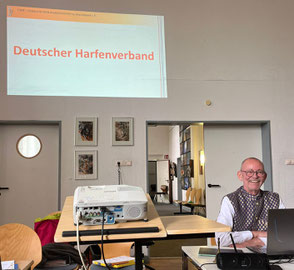 Bild ein sehr zufriedenen Vorsitzendennach der Entscheidung der Mitgliederversammlung