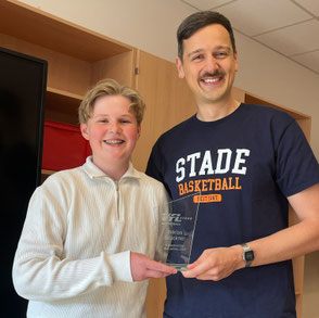 Der 15-jährige Niklas Brückner (l.) wurde zum Schiedsrichter des Jahres gekürt. (Foto: Fromme)