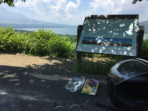 三国峠手前でおにぎり　富士と山中湖