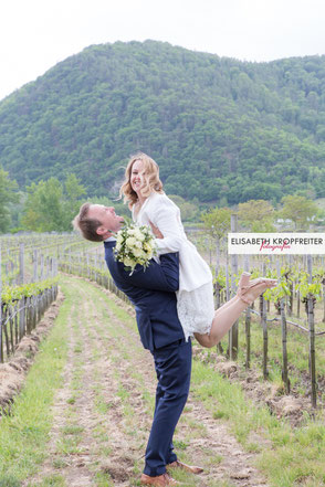 Brautpaarfotos in den Weinbergen in der Wachau bei Dürnstein an der Donau