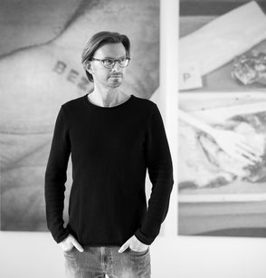 TORSTEN PRACHT vor seinen Gemälden
