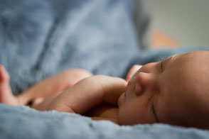 Durch das Abhalten kann vielen Babys bei sogenannten Dreimonatskoliken ganz einfach geholfen werden