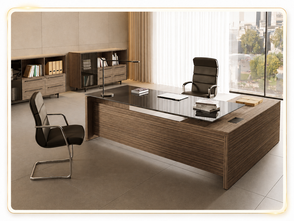 Arredo ufficio moderno con scrivania direzionale, sedute imbottite, contenitori e librerie per ambiente professionale.