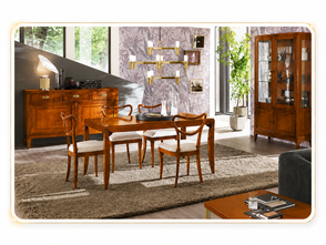 Arredo classico per zona giorno con tavolo, sedie, credenza e vetrina in legno, in ambiente elegante e luminoso.
