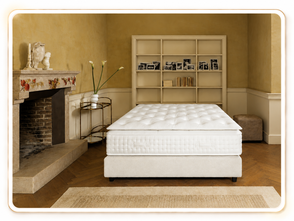 Materasso matrimoniale imbottito su base letto, progettato per comfort, sostegno ergonomico e qualità del riposo.