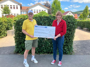 links: Dietmar Schüler (Förderverein CFS), rechts: Sabrina Gleim (Inhaberin FussBodenKosmetikerin)
