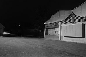 jerome devismes. un entrepôt photograpié la nuit dans la ville de Beynes