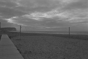 jerome devismes. un terrain de beach volley sur une plage de picardie à côté de Mers les Bains un jour d'hiver